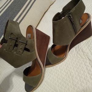 DV olive leather wedge size 10